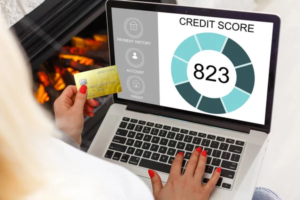 Personas que utilizan el concepto de ordenador portátil y CREDIT SCORE en la pantalla — Foto de Stock