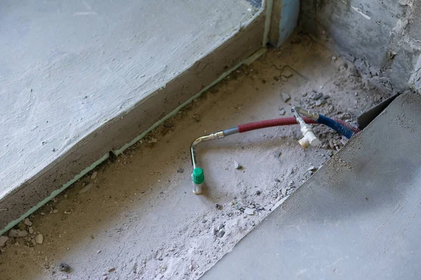 Caneluri în podeaua de beton din apartament — Fotografie, imagine de stoc