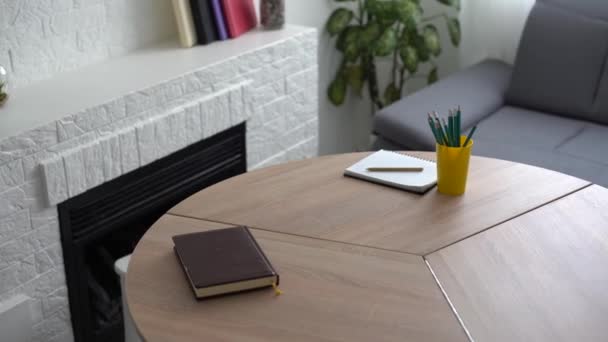 木製のテーブルの上の空白の紙と鉛筆. — ストック動画