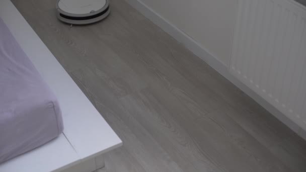 Aspirateur robotique blanc. Technologie moderne de nettoyage intelligent. — Video