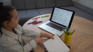 Akıllı küçük kız internetten bilgisayardan öğreniyor, evde görüntülü sohbet, uzaktan eğitim.