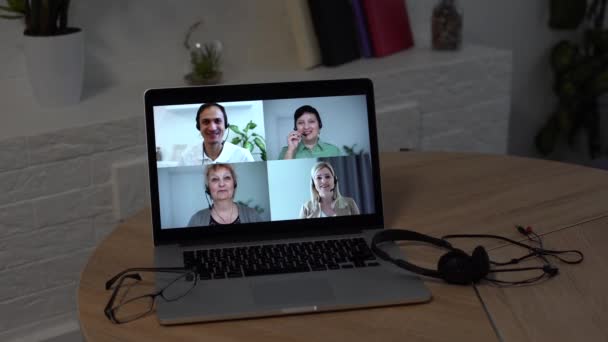 Tecnología de videoconferencia en cocina para videollamadas con colegas en casa y en oficinas — Vídeos de Stock