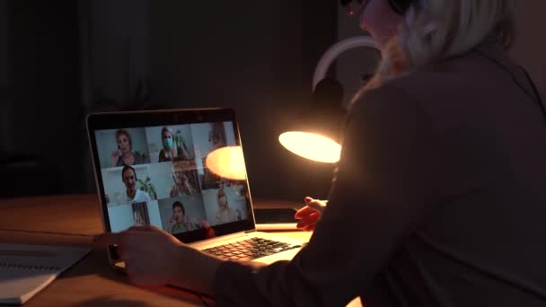 Mujer trabajando desde casa teniendo grupo videoconferencia en el ordenador portátil — Vídeo de stock