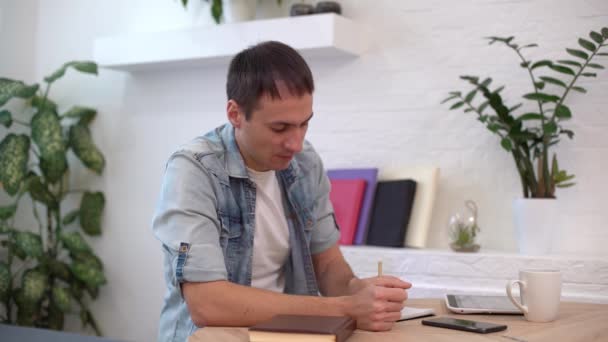 Άνθρωπος που εργάζεται με tablet στο τραπέζι στο σπίτι — Αρχείο Βίντεο