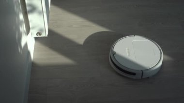 Beyaz robotik elektrikli süpürge. Modern akıllı temizlik teknolojisi.