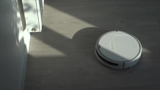 Aspirador robótico branco. Tecnologia moderna de limpeza inteligente. — Vídeo de Stock