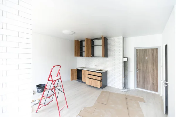 Neu installierte Holz-Küchenschränke mit modernem dekorativem Edelstahl — Stockfoto