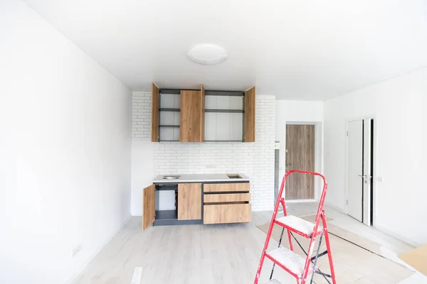 New installed wood kitchen cabinets with modern decorative stainless steel — Stock Photo, Image