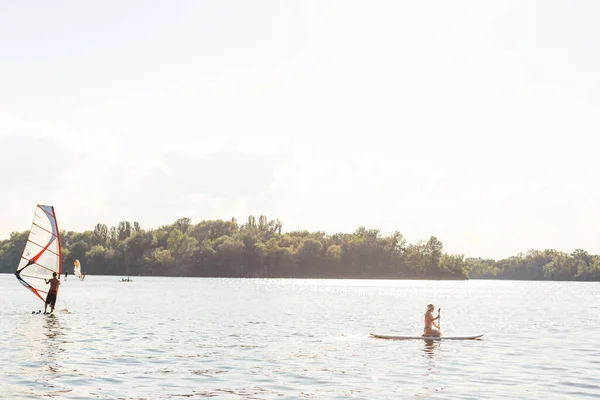 Toiminta Shot of Young Woman on Paddle Board — kuvapankkivalokuva