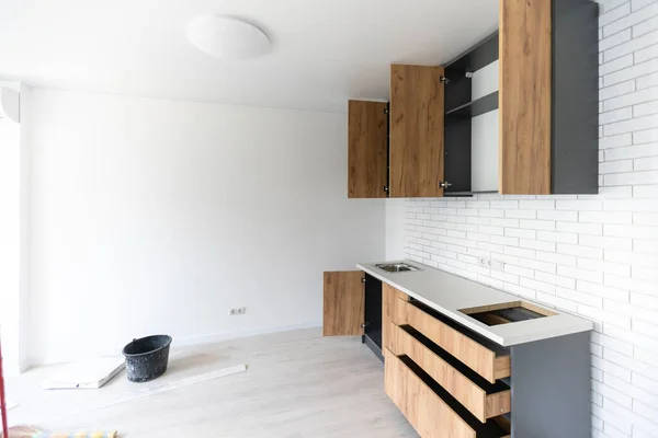 Nowe drewniane szafki kuchenne z nowoczesną dekoracyjną stali nierdzewnej — Zdjęcie stockowe