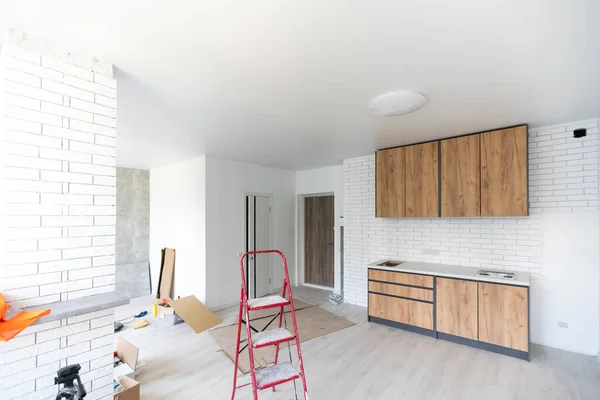 Neu installierte Holz-Küchenschränke mit modernem dekorativem Edelstahl — Stockfoto