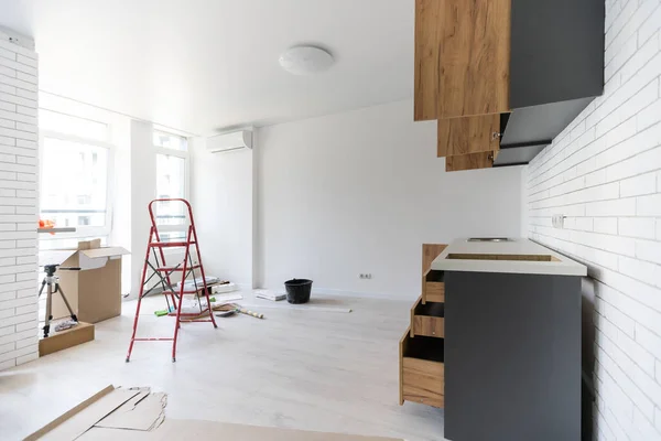 Amélioration de la maison Cuisine Vue de déménagement installé dans une nouvelle cuisine — Photo