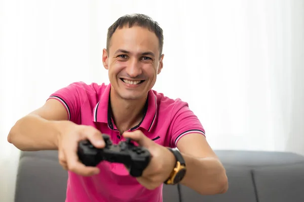 Hombre jugando con un controlador de videojuegos —  Fotos de Stock