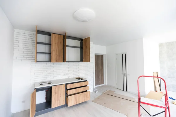 New installed wood kitchen cabinets with modern decorative stainless steel — Stock Photo, Image