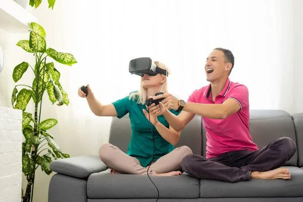 Giovani coppie divertenti che giocano ai videogiochi occhiali di realtà virtuale nel loro appartamento - Persone felici che si divertono con le nuove tecnologie di tendenze - Concetto di gioco - Concentrarsi sulla donna joypad — Foto Stock