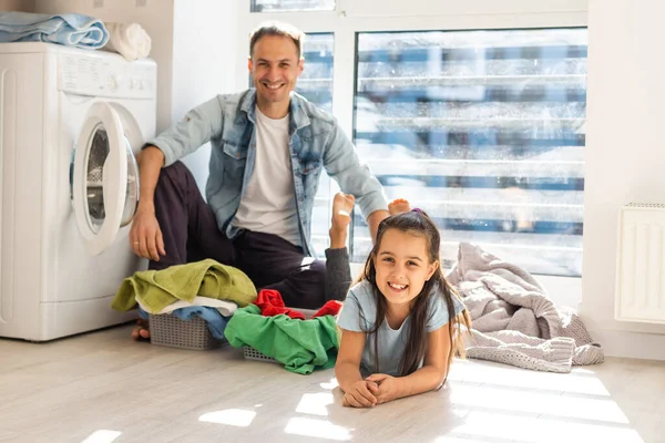 Ropa de lavandería familiar multiétnica casual feliz en casa — Foto de Stock