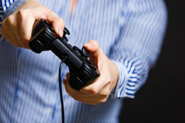 Oyun çubuğuyla video oyunu oynayan kız.