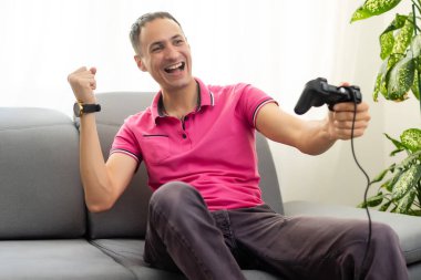 Video oyunu denetleyicisiyle oynayan adam