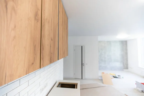 Tampilan Remodel Kitchen Perbaikan Rumah dipasang di dapur baru — Stok Foto
