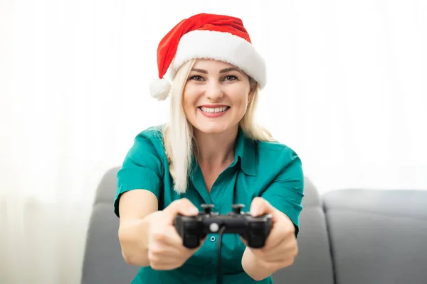Frau spielt Videospiel auf dem Sofa im Zimmer, Neujahr und Weihnachten — Stockfoto