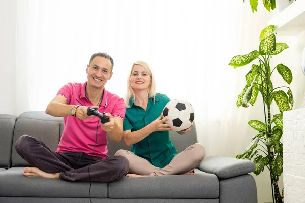 Hombre y mujer jugando videojuegos con joystick en casa. — Foto de Stock
