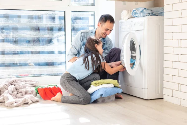Ευτυχισμένος οικογενειάρχης πατέρας οικονόμος και παιδί κόρη στο πλυντήριο με πλυντήριο — Φωτογραφία Αρχείου