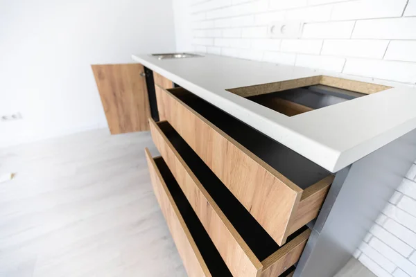 Novos armários de cozinha de madeira instalados com aço inoxidável decorativo moderno — Fotografia de Stock