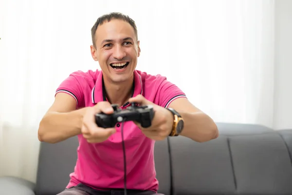 Mann spielt mit einem Videospielcontroller — Stockfoto