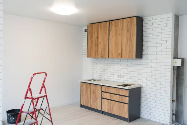 Amélioration de la maison Cuisine Vue de déménagement installé dans une nouvelle cuisine — Photo