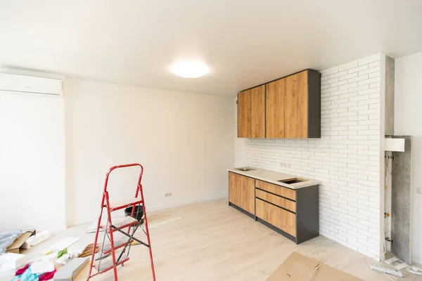 Nya installerade köksskåp i trä med modernt dekorativt rostfritt stål — Stockfoto