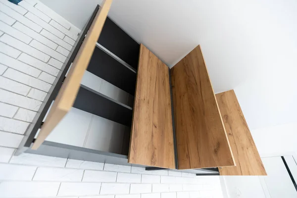 Nuevos gabinetes de cocina de madera instalados con acero inoxidable decorativo moderno — Foto de Stock