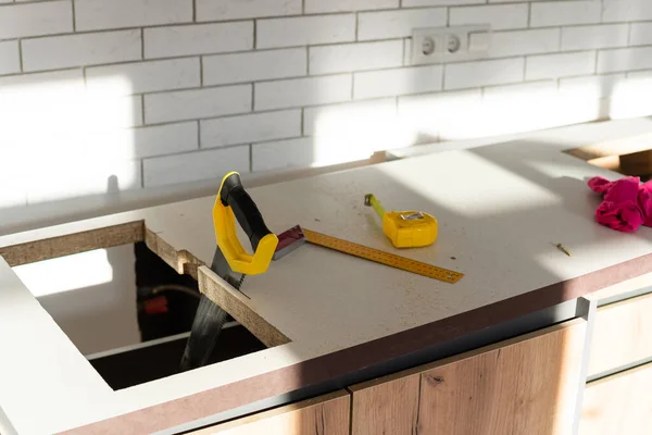 To cut holes in the kitchen countertop for equipment — Stock Photo, Image