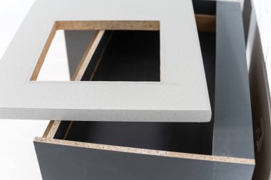 Mutfakta, tezgahın montajı için kare kesilmiş.