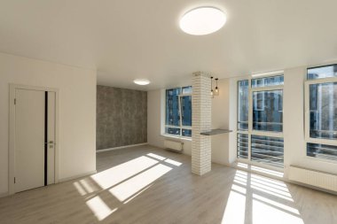 Yenilenmiş evdeki yeni boş küçük oda