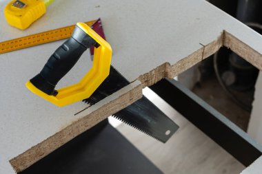 Mutfakta, tezgahın montajı için kare kesilmiş.