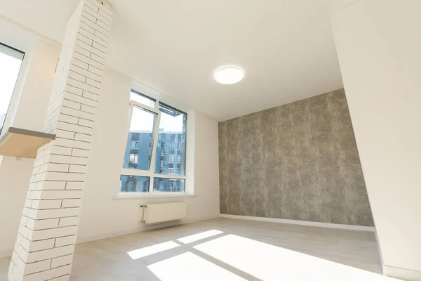 Nouvelle petite chambre vide dans maison rénovée — Photo