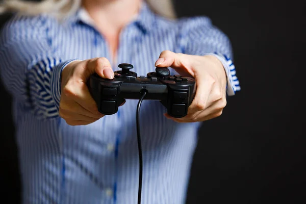 Ragazza che gioca video gioco con joystick. — Foto Stock