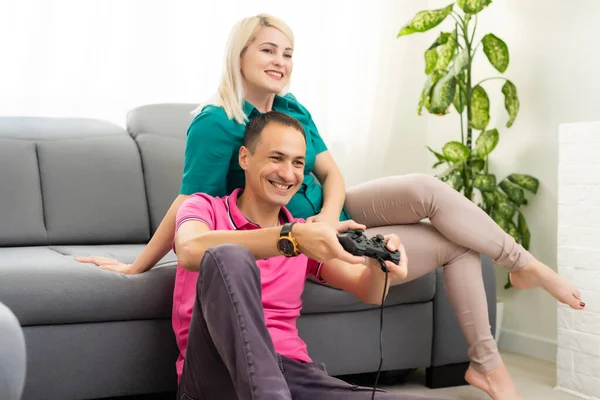Koppel spelen videospelletjes thuis — Stockfoto