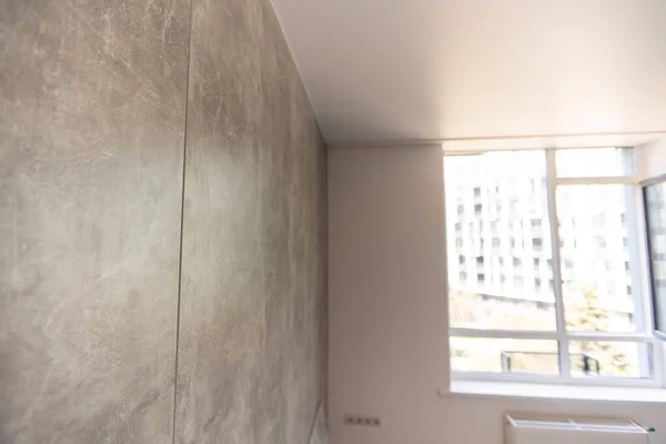 Nueva habitación pequeña vacía en casa renovada — Foto de Stock