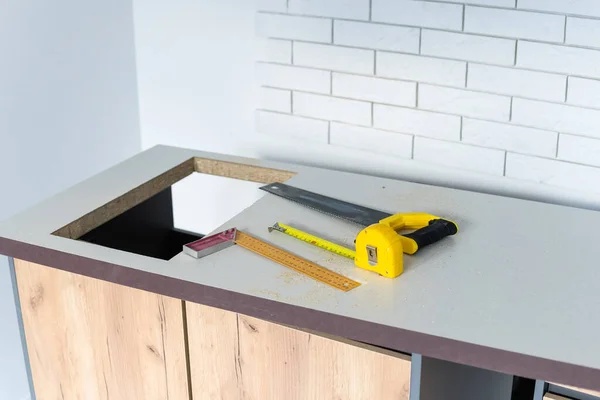 En la cocina, la plaza es de corte cuadrado para la instalación de la encimera — Foto de Stock