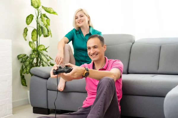 Retrato de familia feliz emocionada jugando videojuegos — Foto de Stock