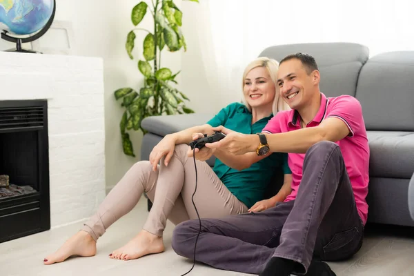 Coppia che gioca ai videogiochi a casa — Foto Stock