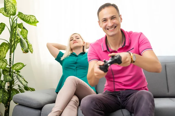 Retrato de familia feliz emocionada jugando videojuegos — Foto de Stock