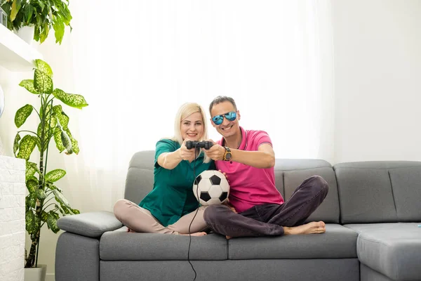 Retrato de familia feliz emocionada jugando videojuegos — Foto de Stock