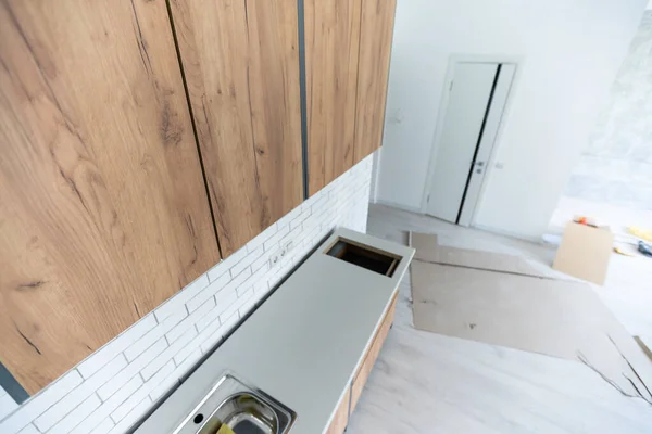 Nuevos gabinetes de cocina de madera instalados con acero inoxidable decorativo moderno — Foto de Stock