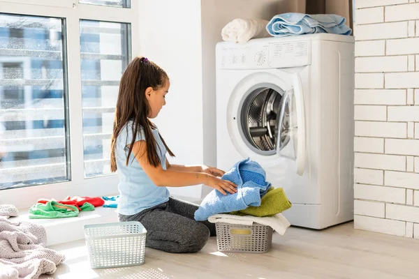 Holčička pere prádlo. Koncept domácích prací. — Stock fotografie