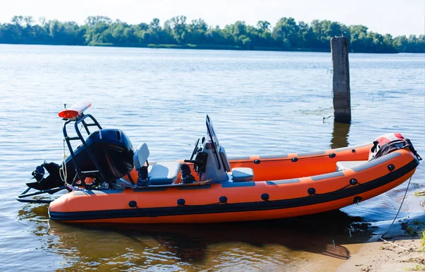 Stel uppblåsbar båt ute på havet nära en ö på en solig dag — Stockfoto