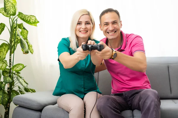 Coppia che gioca ai videogiochi a casa — Foto Stock