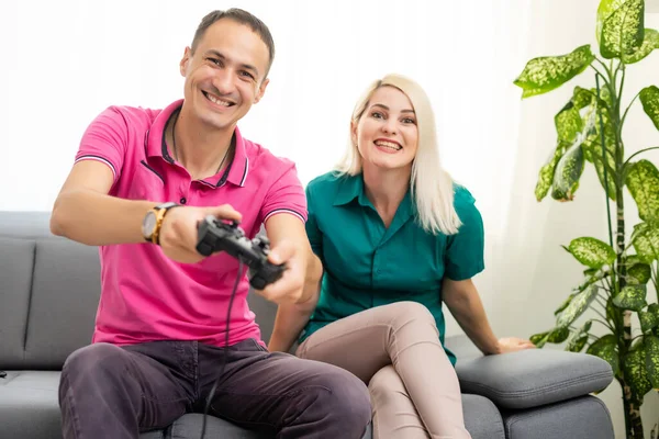 Portret van gelukkig opgewonden familie spelen videospelletjes — Stockfoto