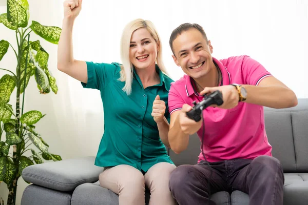 Retrato de familia feliz emocionada jugando videojuegos — Foto de Stock